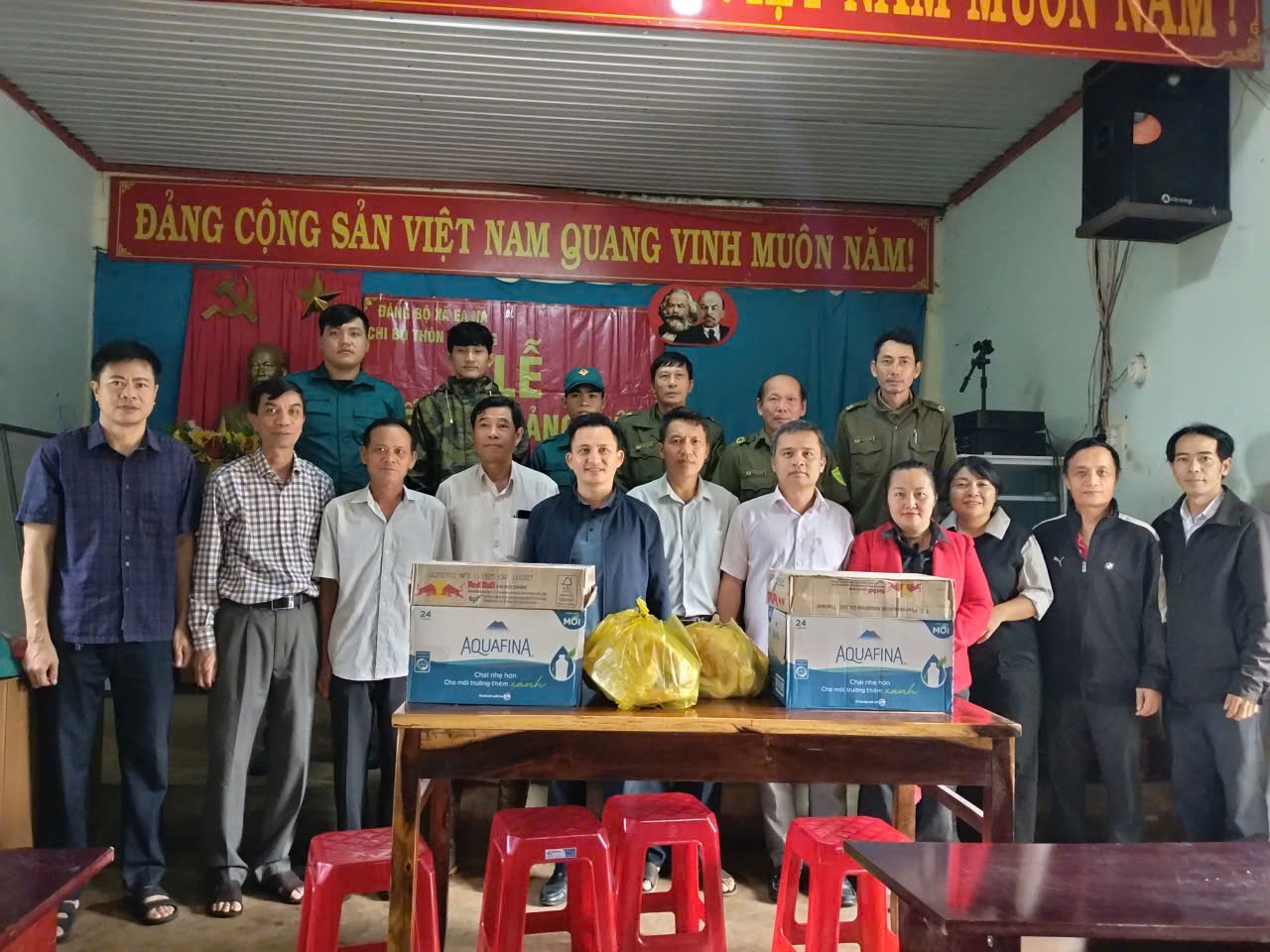 THƯỜNG TRỰC ĐẢNG ỦY XÃ EA NA TỔ CHỨC ĐOÀN CÔNG TÁC THĂM, ĐỘNG VIÊN CÁC LỰC LƯỢNG THAM GIA KHẮC PHỤC HẬU QUẢ BÃO LŨ TRÊN ĐỊA BÀN